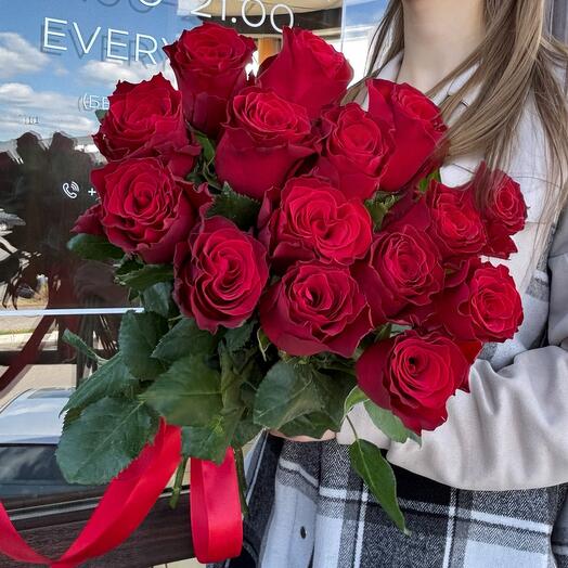 15 красных роз в ленте RODOS