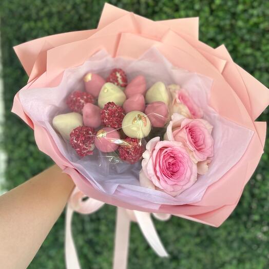 Букет из клубники с цветами 8