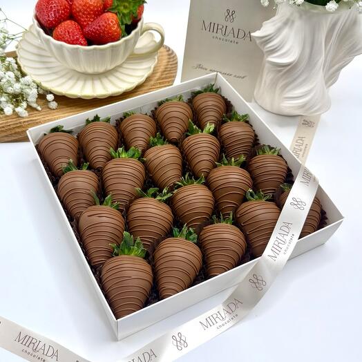 Клубника в шоколаде «Classic M» (20-25 ягод)