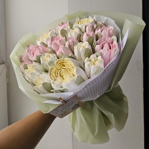 Букет с зефирными пионами диаметром 23 см