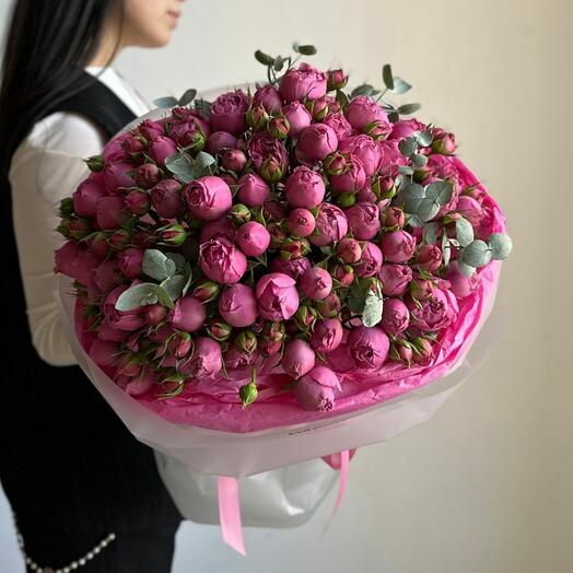 Букет "21 кустовых роз с эвкалиптом"