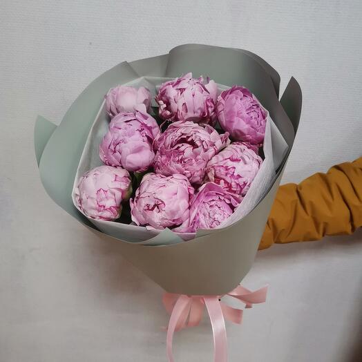 Bouquet of 9 selected peonies