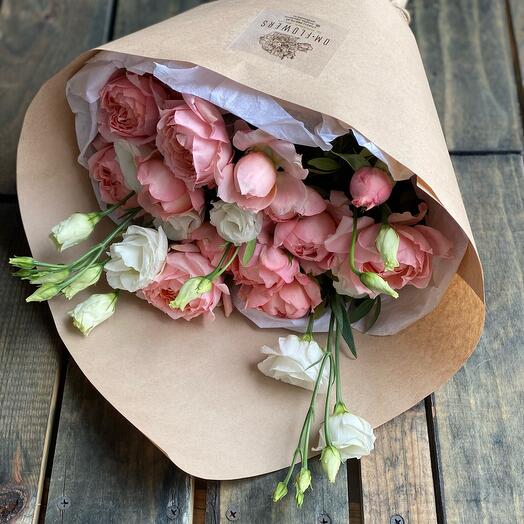 Букет пионовидных роз и эустомы