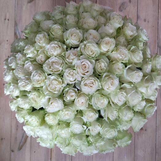Букет 101 белая роза Мондиаль 70 см