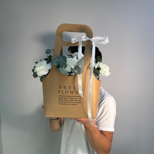 Handbag with white dianthus