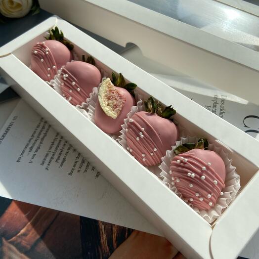 Клубника в розовом шоколаде Callebaut