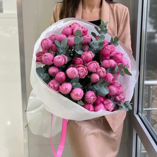 Воздушный букет из пион розы Silva Pink и эвкалипта