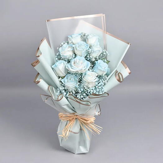 Beauty of Blue and Roses: A Bouquet Elegance