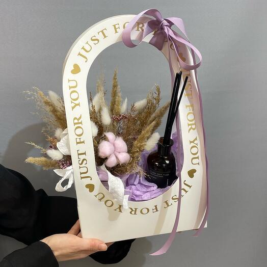 Подарочный набор с композицией из сухоцветов и аромадиффузер