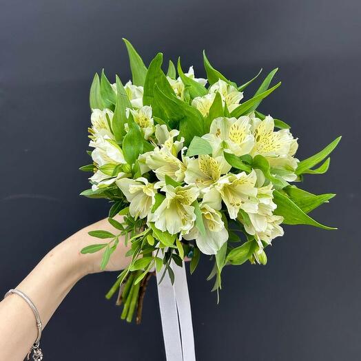 Букет невесты из белой альстромерии