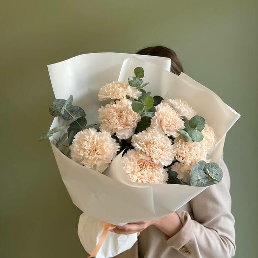 Кремовые диантусы с эвкалиптом