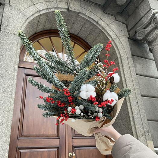 Зимний букет для дома с илексом и хлопком