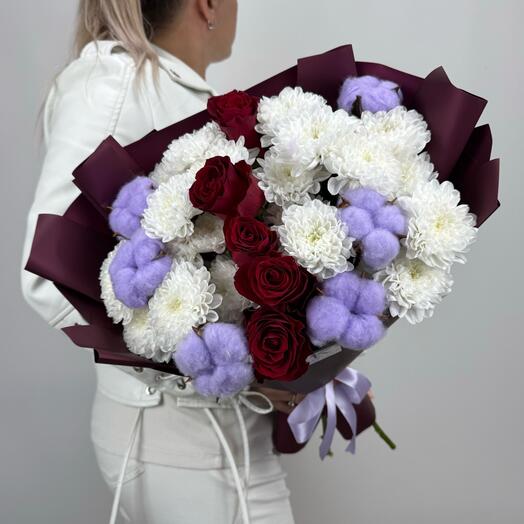 Букет с красными розами, хризантемой и хлопком 💜