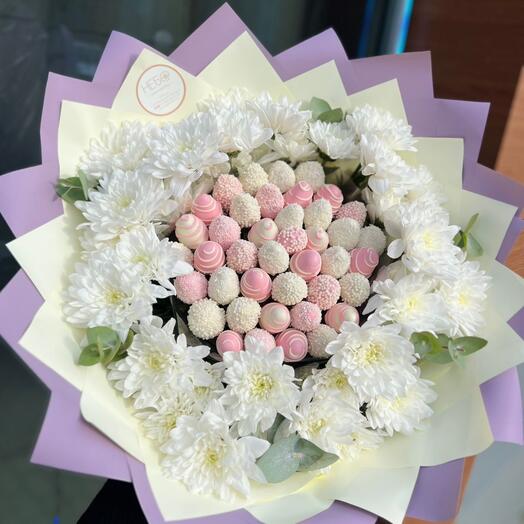 Букет с клубникой в шоколаде 400 Princess с хризантемой (фио и мол)