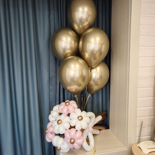 Букет из воздушных бело-розовых Ромашек в золоте с золотыми шарами. Шары шарики
