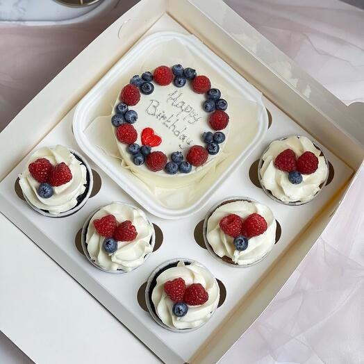 Bentos and cupcakes with berries