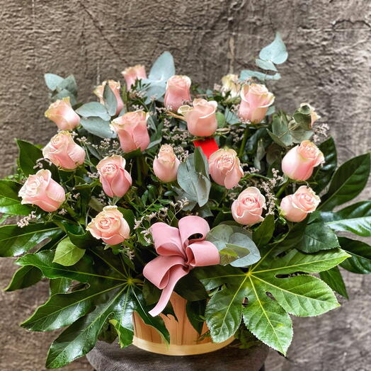 Cesta con 18 rosas rosa