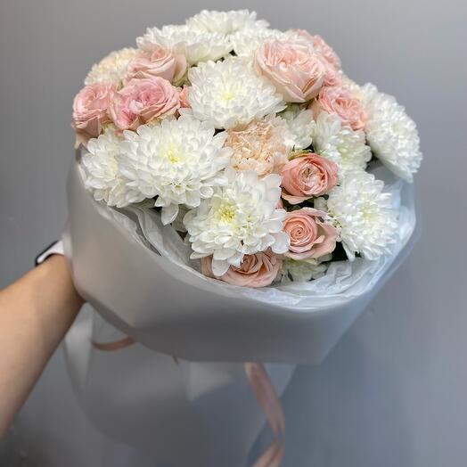 Букет из хризантемы , кустовой розы, и нежных гвоздик