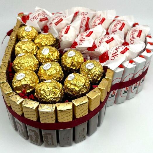 Букет/композиция в виде сердца из конфет Raffaello и Ferrero Rocher, шоколадок Киндер и Мерси