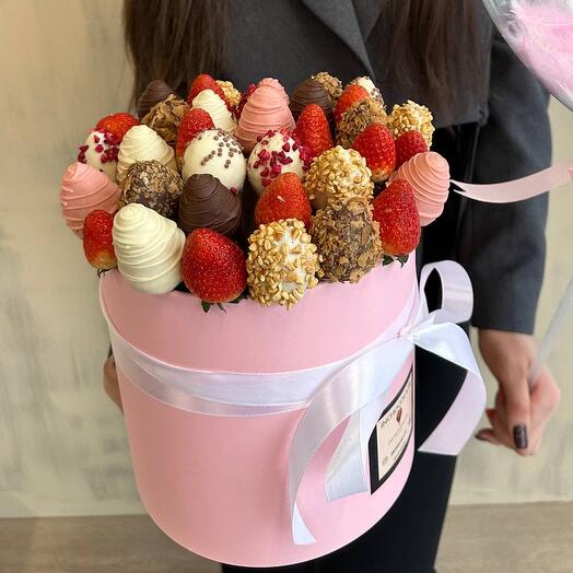 Шляпная коробочка с клубникой в шоколаде