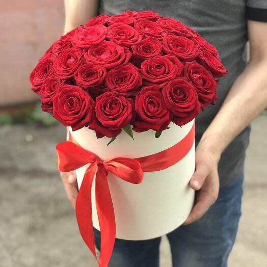 35 роз в коробочке