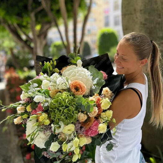 Ramo de hortensias y rosas