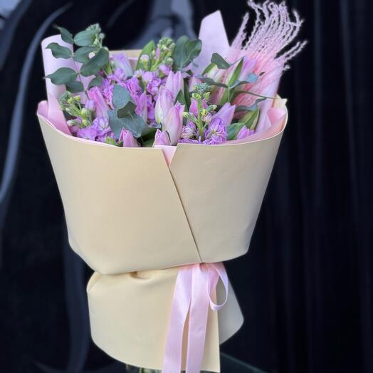 Бежевый букет с розовыми тюльпанами