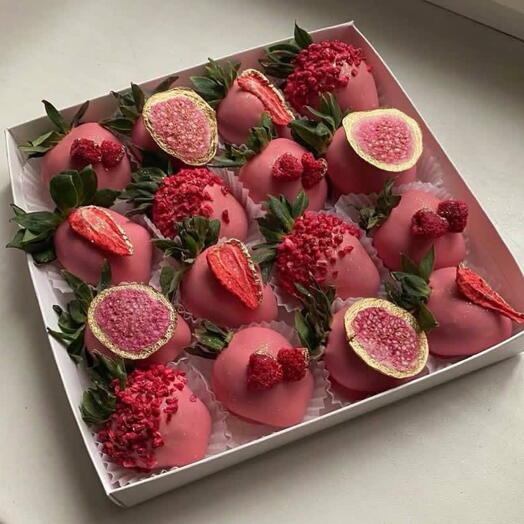 Клубника в шоколаде 16 шт с инжиром и малиной