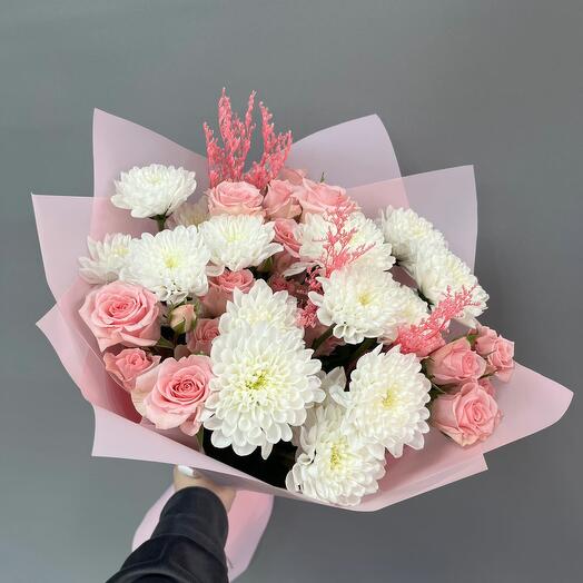 Букет из хризантем, кустовых роз, сухоцветов