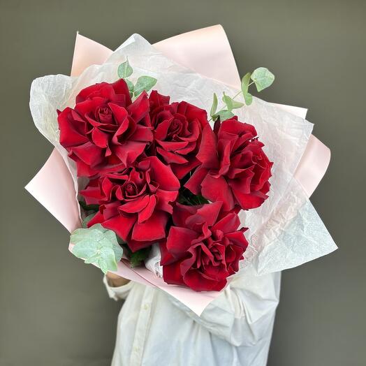 Букет из 5 красных французских роз с эвкалиптом