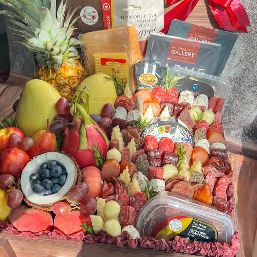 Съедобный ящик из деликатесов и фруктов