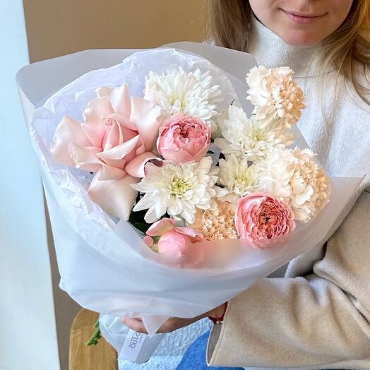 Букет комплимент для Любимой мамы  с французской розой, пионовидной розой Джульетта, хризантемой и гвоздиками