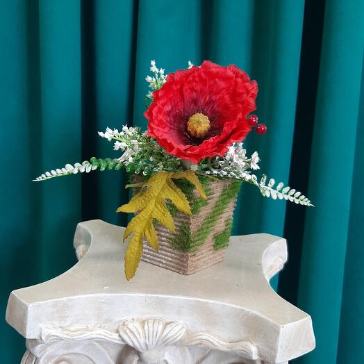 Композиция из декоративных цветов