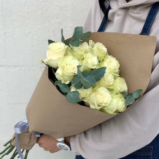 Букет из 11 роз Мондиаль с эвкалиптом🌼🌼💐