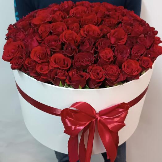 Алые розы в коробке