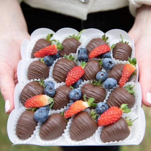Клубника в шоколаде Classic Chocolate со свежими ягодами