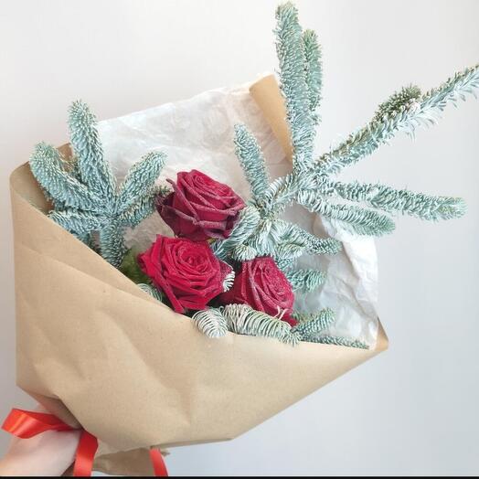 Зимний букет из 3 роз и заснеженного нобилиса