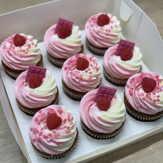 Капкейки 9шт с малиной