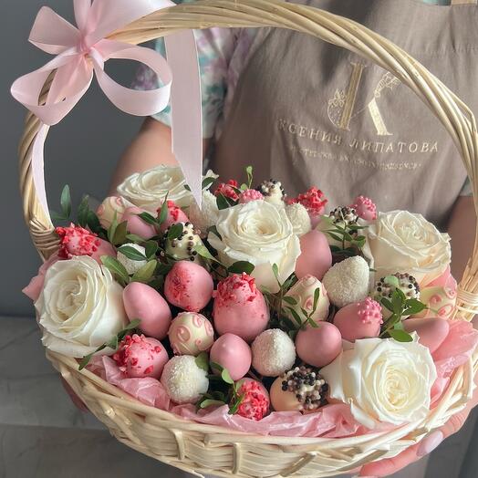 Корзина с розами и клубникой в шоколаде
