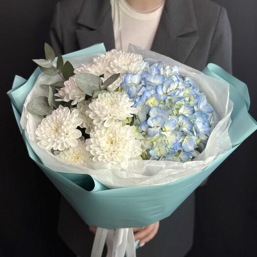Букет из белых хризантем, голубой гортензии и эвкалипта