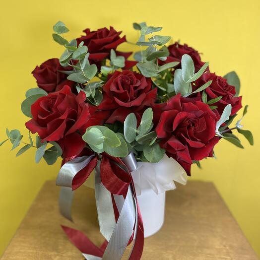 Цветы в коробке с красными французкими розами