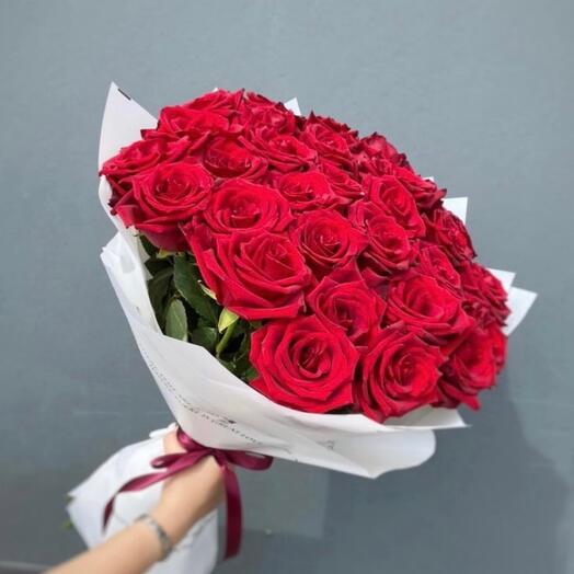 Букет из алых роз