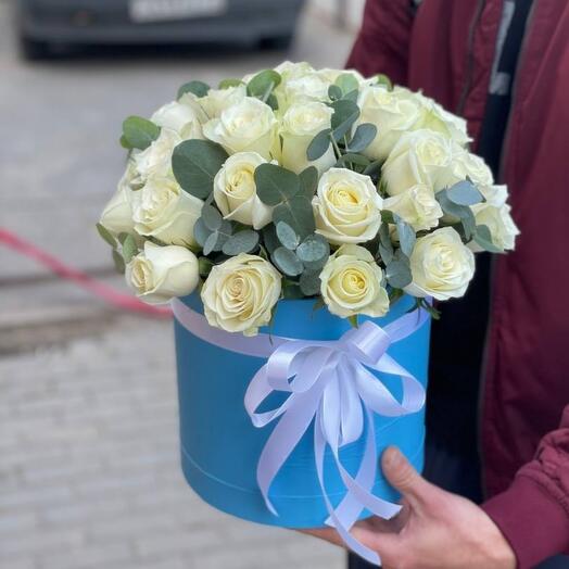 29 white roses in a box