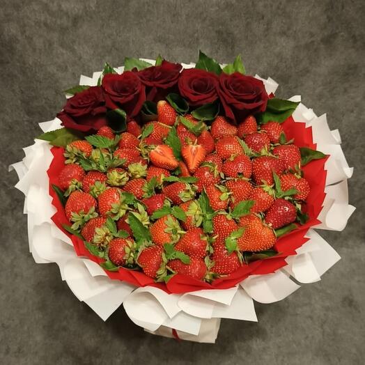 Клубничный букет с мыльными розами