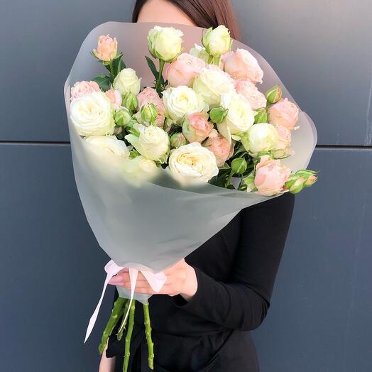 Delicado ramo de 7 rosas arbustivas