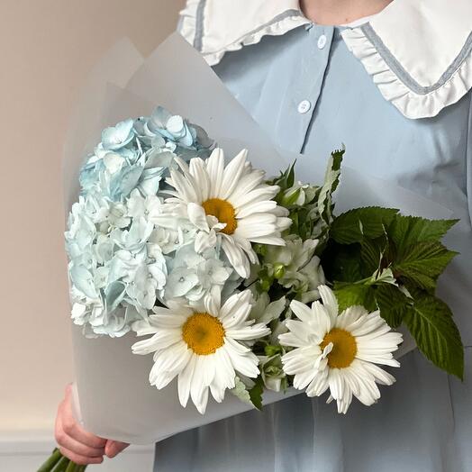 Bouquet compliment with daisies "Good stories"