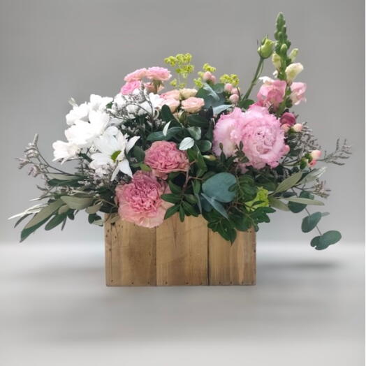 Flores en caja de madera en rosa
