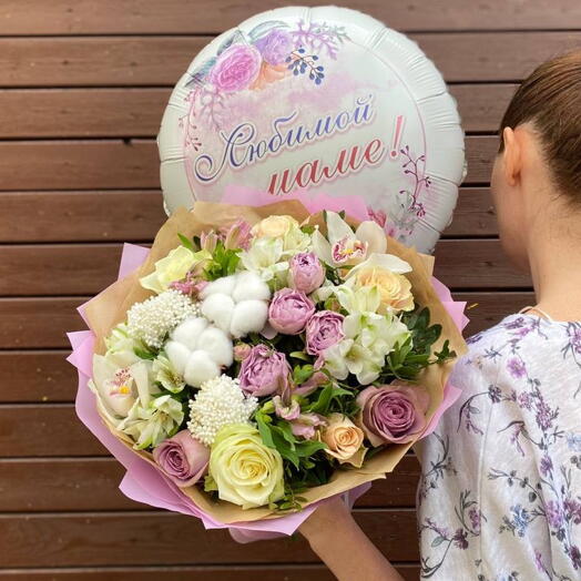 A bouquet with a ball is a wonderful morning for mom