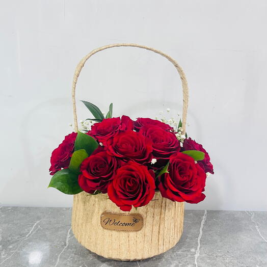 Valentine Basket 15 Red Roses – Elegant Floral Gift Arrangement