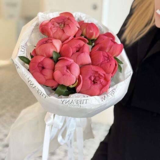Букет от студии «TIFFANY» пионы Coral charm / 9 цветков в упаковке